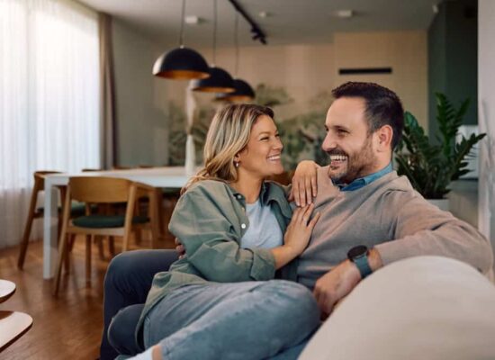 therapie de couple ales - couple heureux assis canapé hypnose tabac lyon