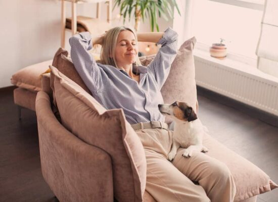 therapie individuelle ales 30100 - femme détendue bras croiséss canapé hypnose tabac lyon